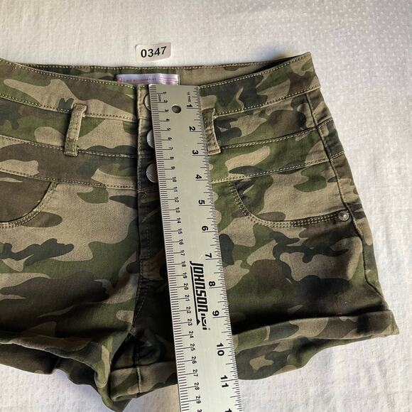 No Boundaries Women Summer Jean Shorts Denim size 26, Green Camo - Picture 3 of 8